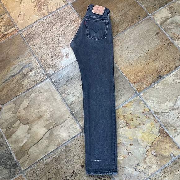 🍃💕Vintage Levi’s 501 Black Buttonfly Denim Jeans Size 28x34 (Fits Small 26”W) - Picture 3 of 15